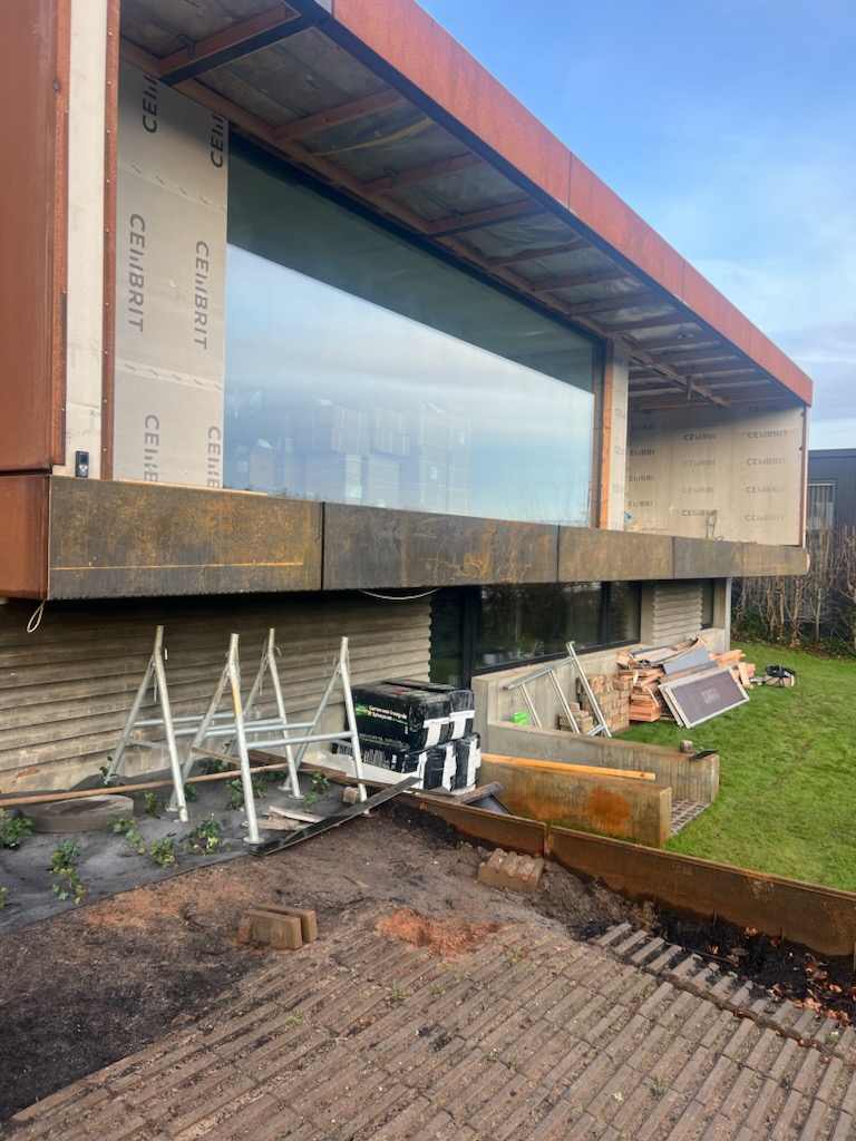 Beklægning af hus med corten.